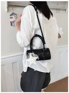 Sac bandoulière noir cylindrique avec imprimé d'étoiles blanches et breloque étoile
