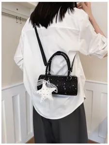 Sac bandoulière noir à motif étoiles avec détail de pendentif étoile en peluche