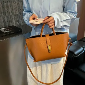 Bolso tote vintage de cuero granulado caramelo con cierre dorado y correa ajustable