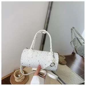 Détail d'un sac à main cylindrique blanc à motifs d'étoiles avec bandoulière