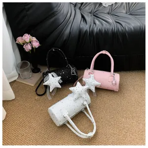 Sacs à main cylindriques à motif d'étoiles présentés dans les couleurs noir, rose et blanc.