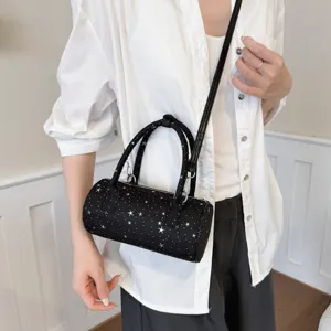 Sac à bandoulière baril noir à motif étoilé avec bandoulière réglable pour femmes modernes.