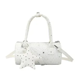 Sac polochon blanc à motif d'étoiles avec un charmant pendentif en forme d'étoile peluche
