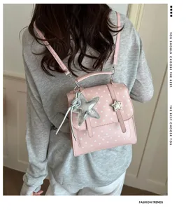 Detailansicht eines rosa gepunkteten Rucksacks, der von einem Modell getragen wird.