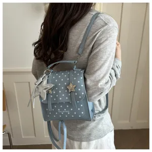 Rückansicht eines hellblauen gepunkteten Rucksacks mit Sternanhängern für Damen