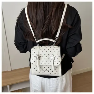 Elegante Rückansicht eines weißen gepunkteten Rucksacks mit Sternen und dem Logo.