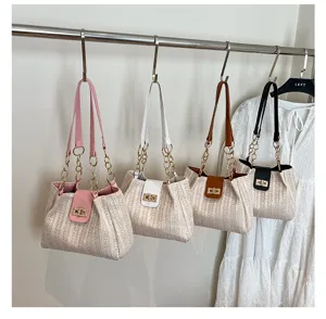 Vue détaillée de quatre sacs à bandoulière en paille tressée de différentes couleurs