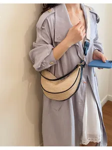 Élégant sac bandoulière demi-lune en paille tressée pour les vacances d'été à la plage