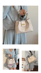 Sac cabas en paille tissée avec chaîne dorée présenté dans divers styles de port
