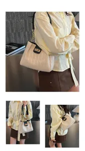 Grand sac à bandoulière en paille tressée avec sangle noire et détail de fermoir doré