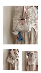Élégant sac bandoulière en paille tressée avec sangle rose et chaîne dorée pour femme