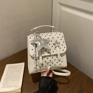 Schicker weißer Polka-Dot-Rucksack mit silbernen Sternanhängern im lässigen Korea-Stil.