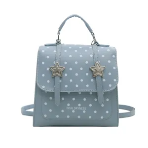 Stylischer hellblauer Polka-Dot-Rucksack mit metallischen Sternen und praktischem Tragegriff