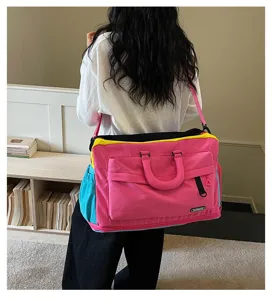 Dettaglio ravvicinato della borsa da viaggio e palestra colorata, capiente e versatile per ogni uso.