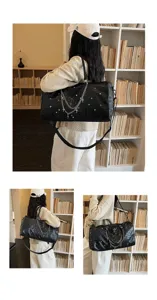 Schwarze große Reisetasche mit Krokodilmuster für Damen, Wochenendtasche mit Ketten und Strass.