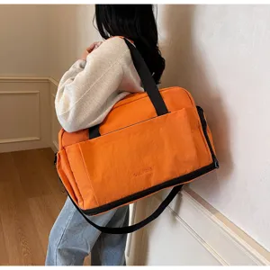 Large capacity travel duffel bag, expandable design for short business trips and sports fitness.