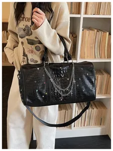 Grosse schwarze Reisetasche mit Strasssteinen und Kreuzkette fuer Kurztrips und Reisen.
