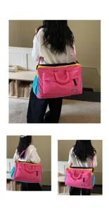 Vista dettagliata della borsa da viaggio fitness espandibile colorata dal design versatile.
