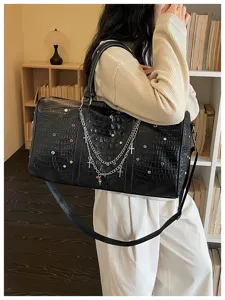 Schwarze große Reisetasche für Damen, Krokomuster mit glänzenden Strasssteinen und Kette.
