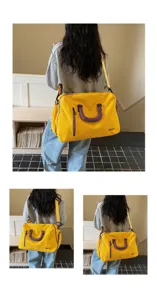 Detailansicht der gelben Reisetasche mit großem Fassungsvermögen, lila Griffen und Schultergurt.