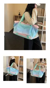 Sac de voyage dégradé pour femme, grand sac de sport étanche avec poignées pratiques.