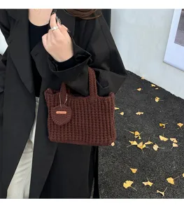 Sac à main marron tricoté à la main avec breloque en forme de cœur et texture tressée