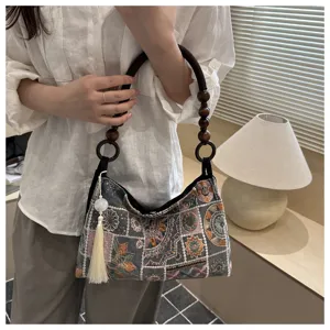 Detailansicht einer bestickten Tragetasche im neuen chinesischen Stil mit Quaste und Perlen.