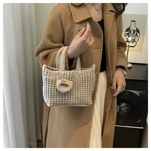 Sac cabas au crochet fait main au design minimaliste dans un cadre de vie urbain chic
