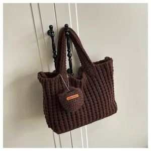 Vue détaillée d'un sac cabas en tricot marron fait main avec sa pochette