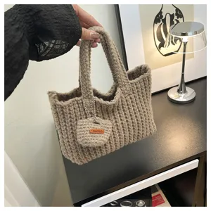 Vue détaillée d'un sac à main beige en tricot fait main au style minimaliste