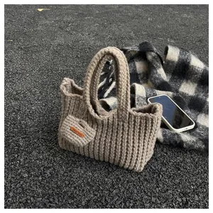 Vue détaillée d'un sac à main en tricot taupe fait main avec des motifs texturés épais