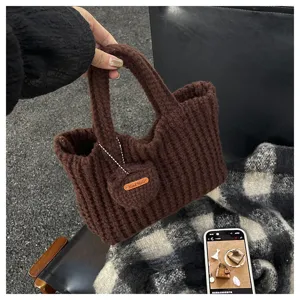 Vue détaillée d'un sac à main marron tricoté à la main avec étiquette en cuir Hand Made.