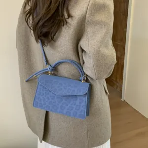 Petit sac bandoulière carré à imprimé léopard bleu pour femme avec détail de nœud.