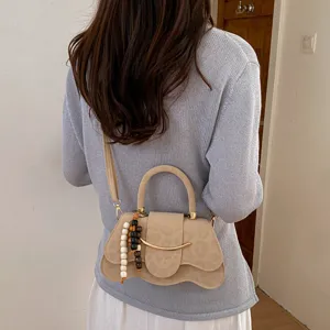 Sac à bandoulière élégant en daim beige à motif léopard avec breloque en perles