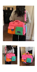 Bolsa de viaje colorida con múltiples bolsillos, correa y funda para carrito.