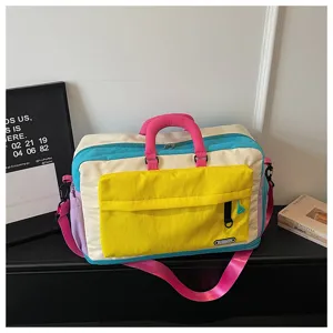 Dettagli della borsa sportiva colorata con tasche multiple e pratici manici a contrasto.