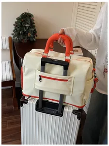 Große Reisetasche mit Koffergriff-Halterung und Reißverschlusstaschen für kurze Reisen.