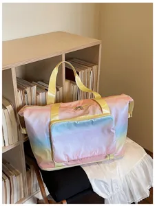 Détail du sac de voyage aux couleurs pastel, compartiment spacieux et poignées solides.