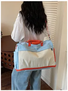 Detailansicht einer großen Reisetasche mit Nass-Trocken-Trennung und stilvollem Farbblock-Design.
