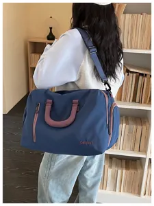 Detailansicht der grossen Reisetasche mit Schultergurt und praktischer seitlicher Seitentasche.