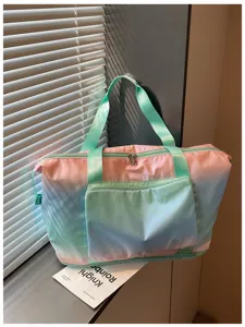 Sac de voyage dégradé pour femme, grand sac de sport et fitness avec une extension pratique.