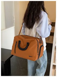 Große Reisetasche für Kurztrips und Geschäftsreisen mit viel Stauraum und praktischem Design.