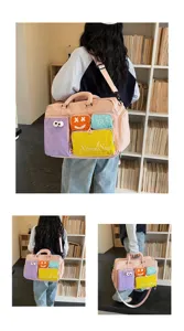Elegante bolsa de viaje con bloques de color y múltiples bolsillos de gran capacidad.