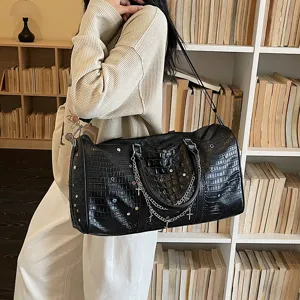 Grosse schwarze Kroko-Reisetasche mit Strasssteinen und Kreuzketten fuer Damen reisen.