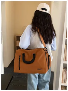 Detailansicht der großen braunen Reisetasche mit Schultergurt für praktische Kurztrips.