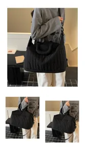 Grand sac de voyage matelassé noir de grande capacité avec bandoulière pour femmes.