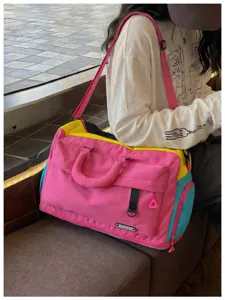 Dettaglio borsa da palestra fitness colorblock, borsa da viaggio yoga con manici.