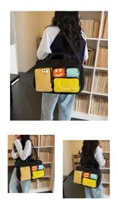 Vista detallada del bolso bandolera de viaje para mujer con bolsillos de colores, bolso de lona grande.