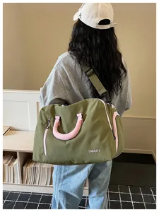 Detailansicht der großen Reiseduftel-Tasche mit Schuhfach und rosa Griffen für Reisen.