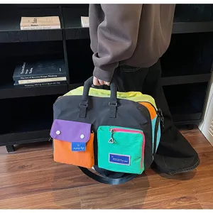 Bolsa de viaje colorida estilo dopamina con múltiples bolsillos frontales para gimnasio.